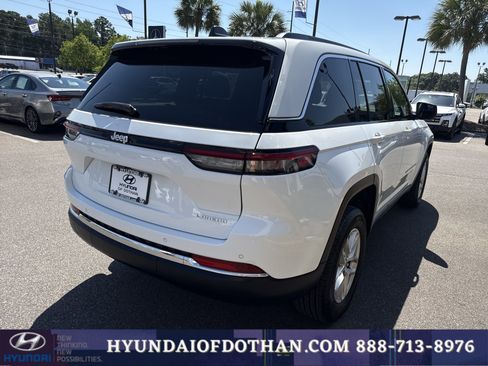 Used 2025 Jeep Grand Cherokee Laredo RWD image 4