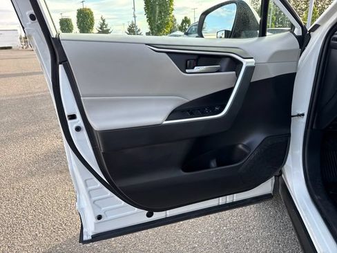 Used 2022 Toyota RAV4 XLE w/ Convenience Package AWD/4WD image 16