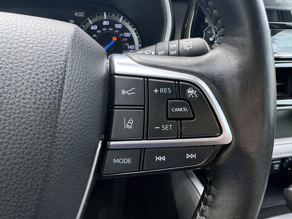 Used 2020 Toyota Highlander XLE AWD/4WD image 28