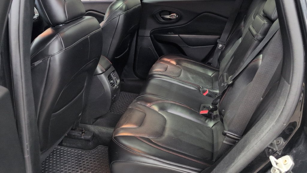 Used 2019 Jeep Cherokee Trailhawk AWD/4WD image 19