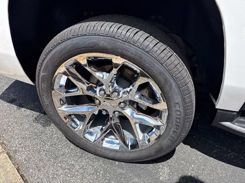 Used 2020 Chevrolet Suburban LT RWD image 17