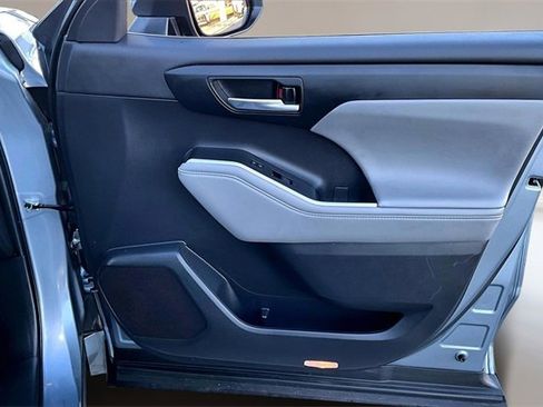 Used 2023 Toyota Highlander XLE image 25