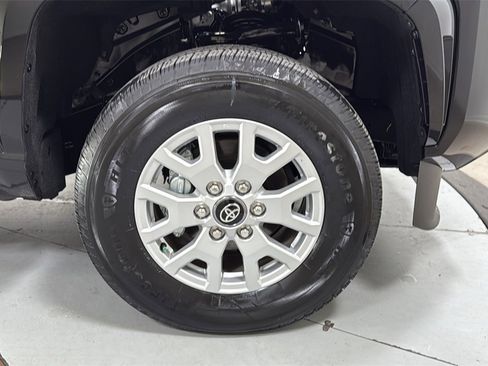 Certified 2025 Toyota Tacoma SR5 image 21