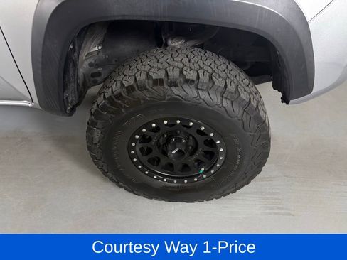 Used 2018 Toyota Tacoma TRD Off-Road w/ Technology Package AWD/4WD image 13