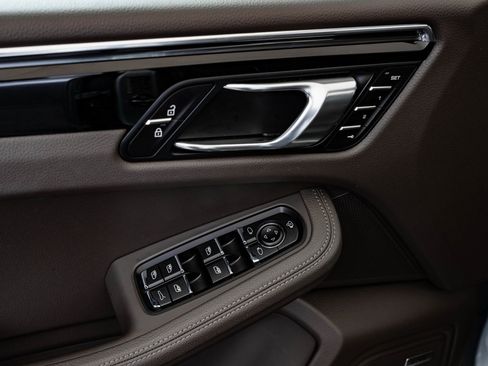 Certified 2025 Porsche Macan image 24