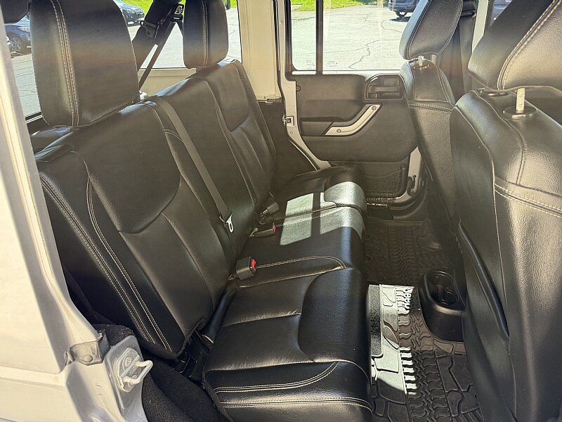 Used 2015 Jeep Wrangler Unlimited Rubicon w/ Connectivity Group AWD/4WD image 21