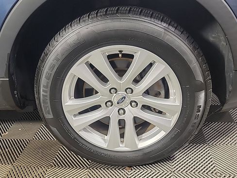 Used 2018 Ford Explorer XLT w/ Equipment Group 201A image 3