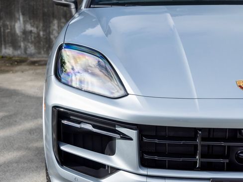 Certified 2025 Porsche Cayenne AWD/4WD image 14