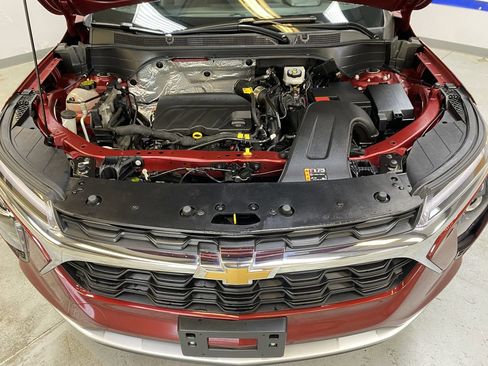 Used 2025 Chevrolet Trax LT w/ LT Convenience Package FWD image 9