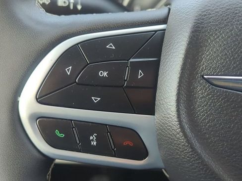 Used 2024 Chrysler Pacifica Touring-L image 15