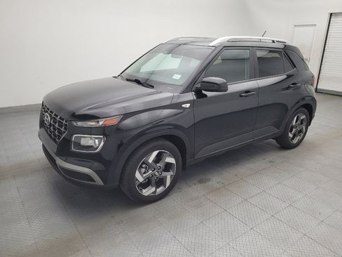 Used 2024 Hyundai Venue SEL FWD image 2