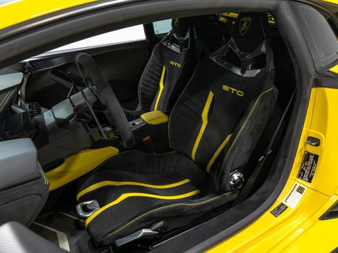 Used 2022 Lamborghini Huracan STO RWD image 41