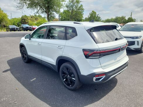 New 2026 Volkswagen Taos SE FWD image 29