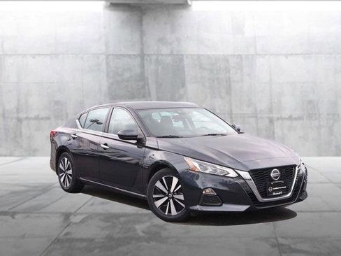 Used 2022 Nissan Altima 2.5 SV image 2
