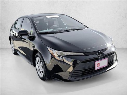Used 2023 Toyota Corolla LE image 3