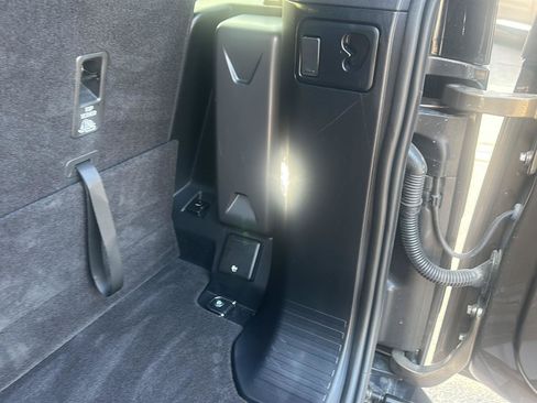 Used 2026 Land Rover Defender 130 X-Dynamic SE AWD/4WD image 23