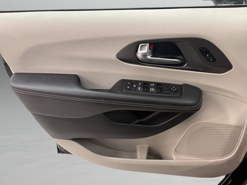 Used 2024 Chrysler Pacifica Touring-L FWD image 28