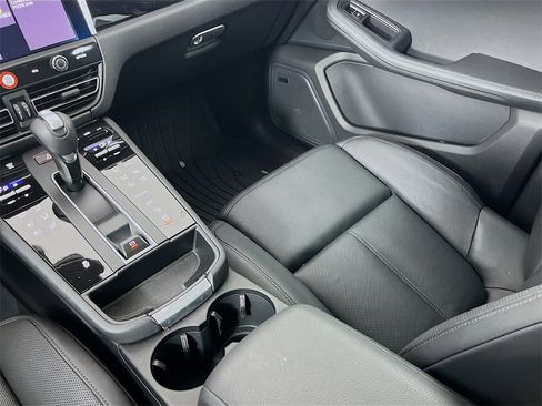 Certified 2025 Porsche Macan image 22