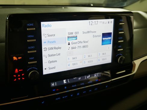 Used 2022 Toyota Sienna XLE FWD image 22