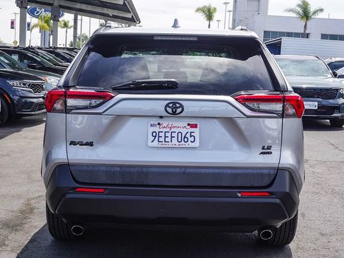 Used 2020 Toyota RAV4 LE w/ Carpet Mat Package AWD/4WD image 6