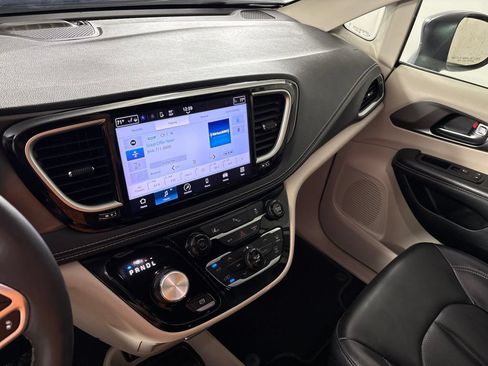 Used 2023 Chrysler Pacifica Touring-L FWD image 32