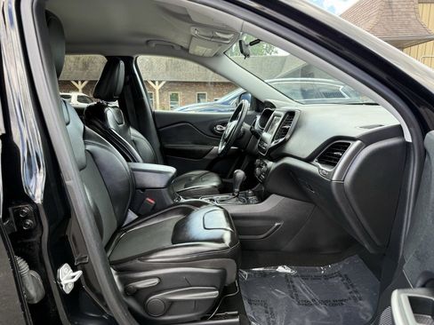 Used 2019 Jeep Cherokee Latitude Plus w/ Cold Weather Group image 17