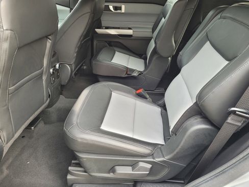 Used 2022 Ford Explorer XLT w/ Equipment Group 202A image 10