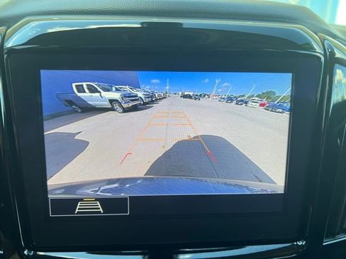 Used 2021 Chevrolet Traverse LT image 23