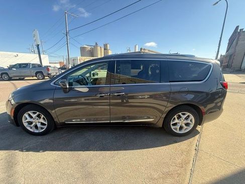 Used 2017 Chrysler Pacifica Touring-L Plus w/ Tire & Wheel Group image 9