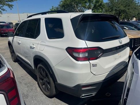 Used 2025 Honda Pilot Sport image 2