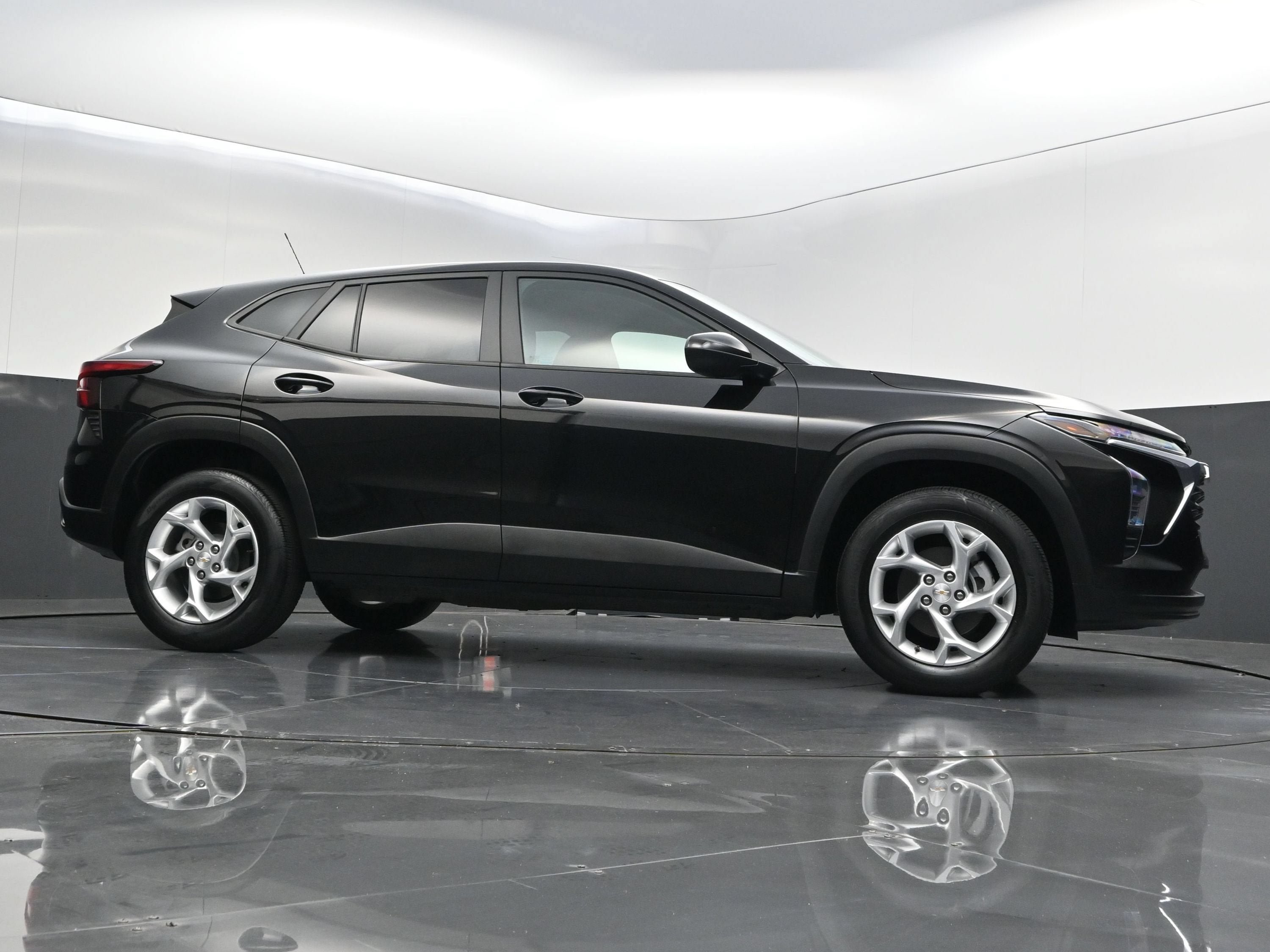 Certified 2025 Chevrolet Trax LS w/ LS Convenience Package FWD image 36