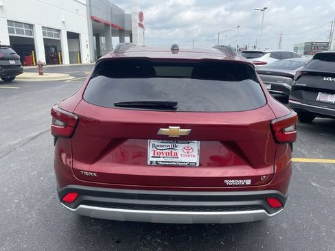 Used 2025 Chevrolet Trax LT FWD image 32