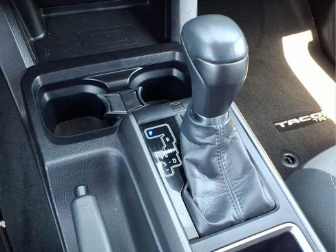 Used 2022 Toyota Tacoma TRD Off-Road w/ Technology Package image 19