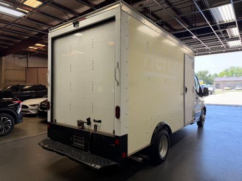 Used 2022 Ford Transit 350 DRW RWD image 4