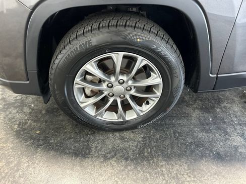 Used 2019 Jeep Cherokee Latitude Plus w/ Comfort/Convenience Group AWD/4WD image 23