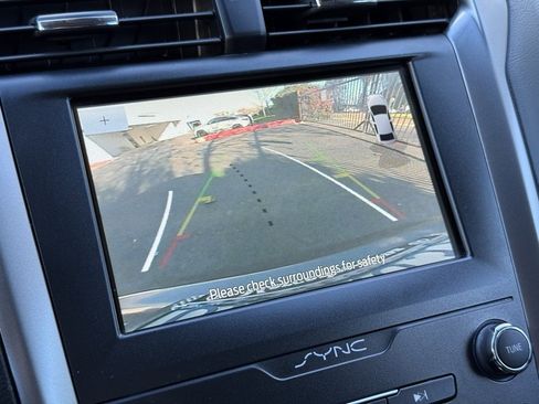 Used 2020 Ford Fusion SE image 4