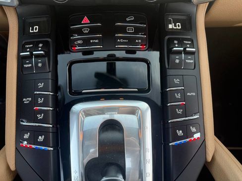 Used 2014 Porsche Cayenne Platinum Edition image 20