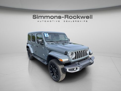 Used 2025 Jeep Wrangler Unlimited Sahara AWD/4WD image 7