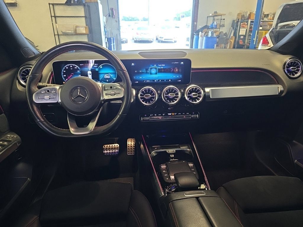 Used 2021 Mercedes-Benz GLB 250 w/ AMG Line image 4