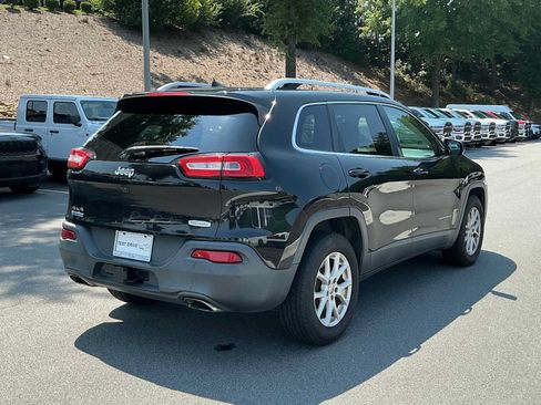 Used 2017 Jeep Cherokee Latitude w/ Cold Weather Group AWD/4WD image 7