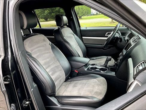 Used 2017 Ford Explorer XLT w/ Equipment Group 202A FWD image 7