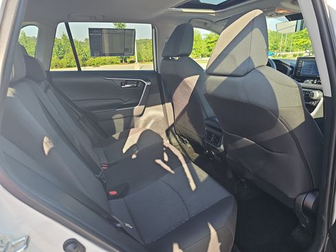 Used 2021 Toyota RAV4 XLE w/ Convenience Package FWD image 11