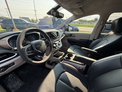 Used 2024 Chrysler Pacifica Touring-L FWD image 9