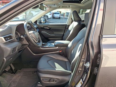 Used 2025 Toyota Highlander XLE image 13