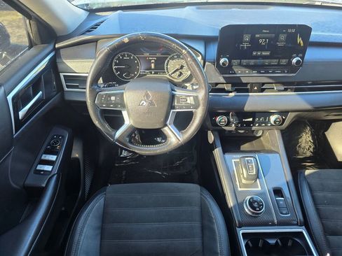 Used 2022 Mitsubishi Outlander SE image 2