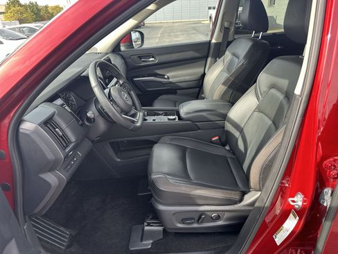 Certified 2024 Nissan Pathfinder SL image 12