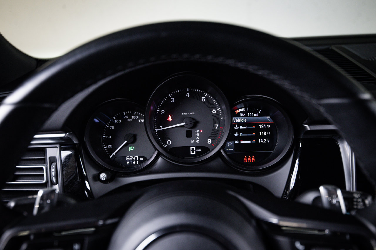 Certified 2023 Porsche Macan AWD/4WD image 15