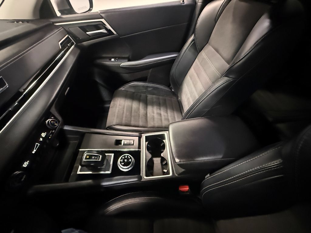 Used 2024 Mitsubishi Outlander SE AWD/4WD image 85