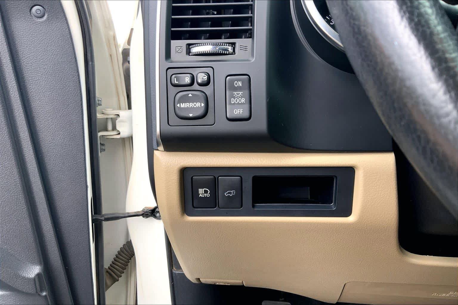 Used 2018 Toyota Sequoia Platinum AWD/4WD image 36