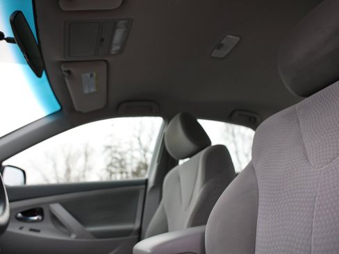 Used 2010 Toyota Camry LE image 19